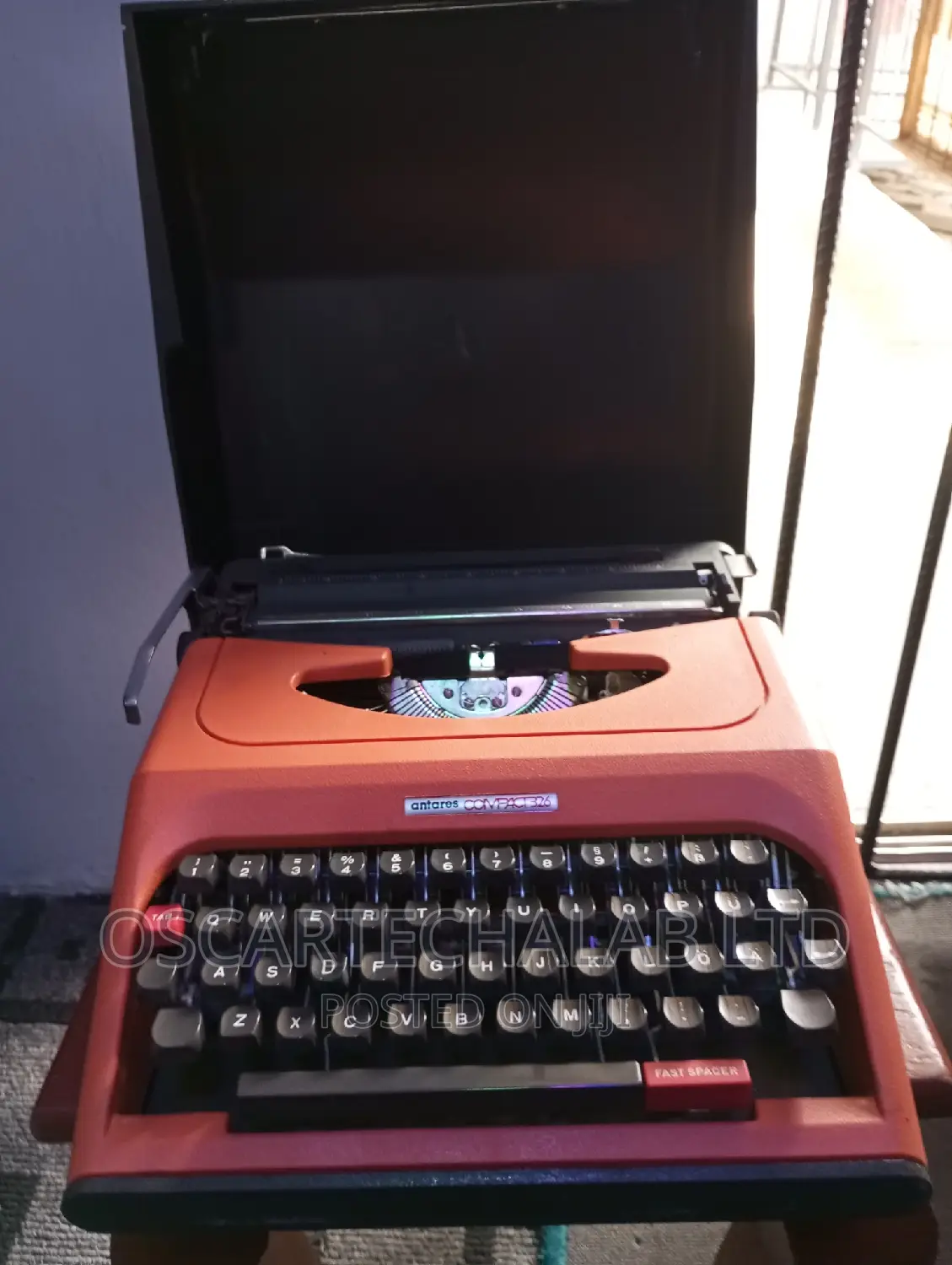 Antares Compact 326 Manual Typewriter