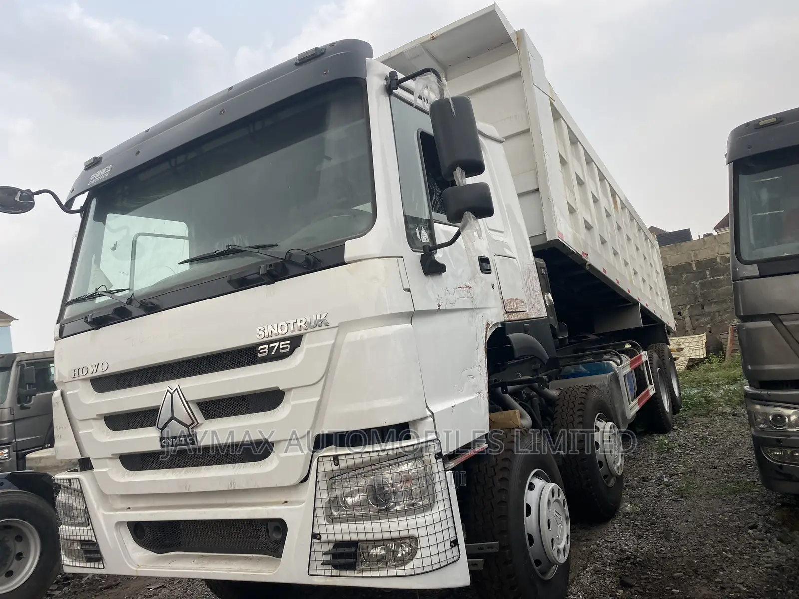 Howo 375 , 12tyres White Bucket