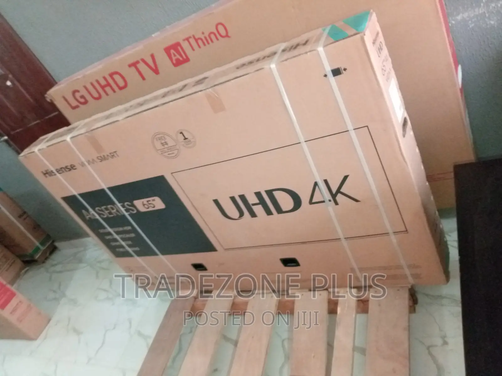 Bluetooth+ 65" Hisense Smart TV