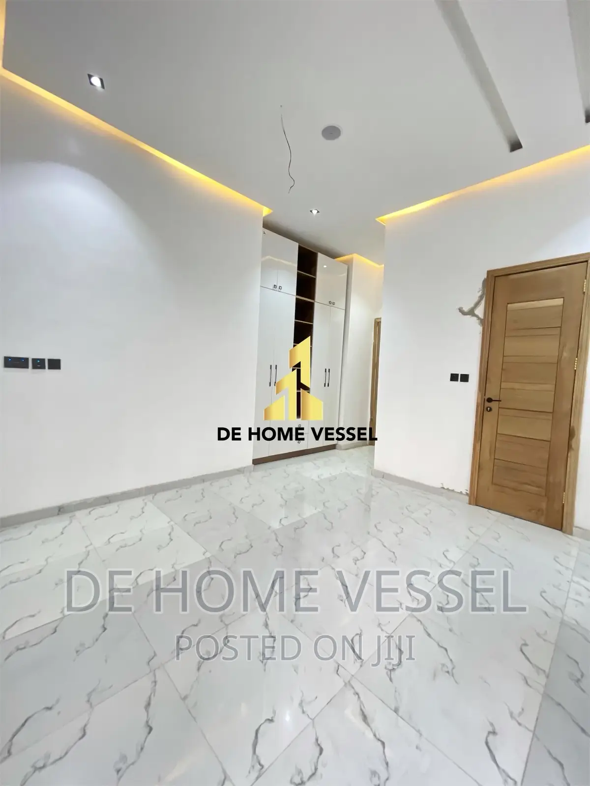 5bdrm Duplex in Chevron for sale
