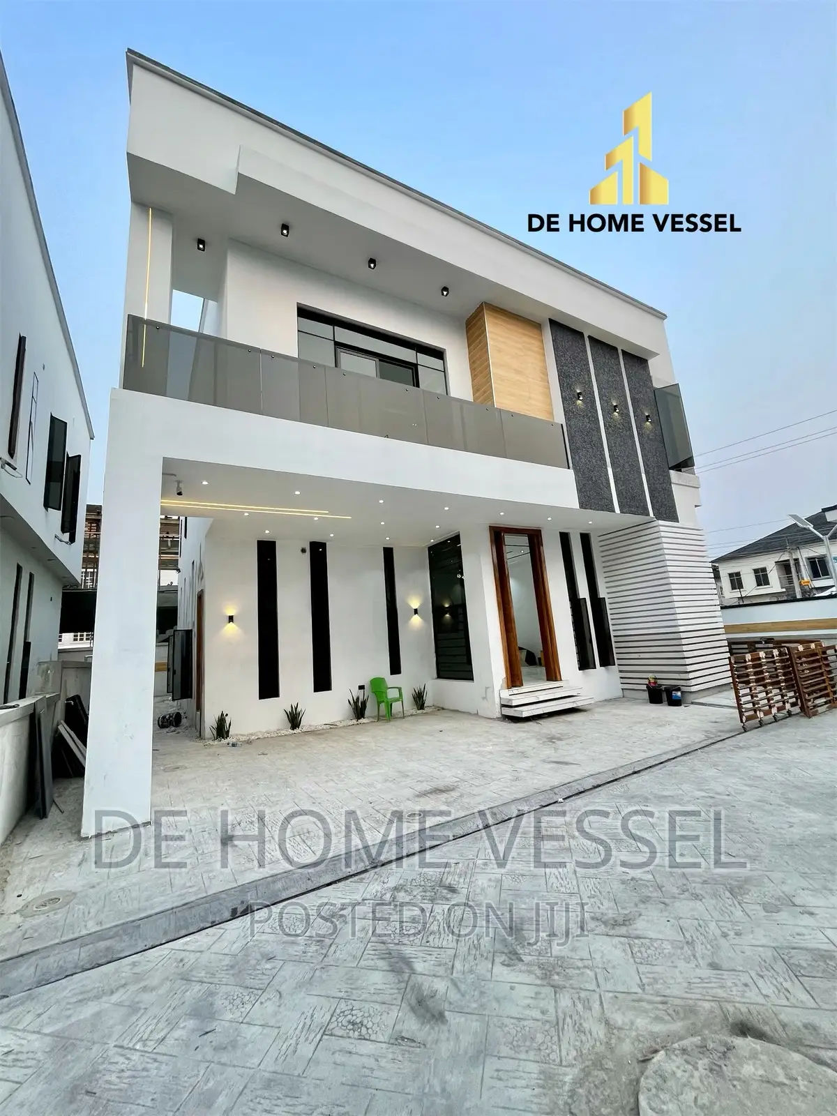 5bdrm Duplex in Chevron for sale