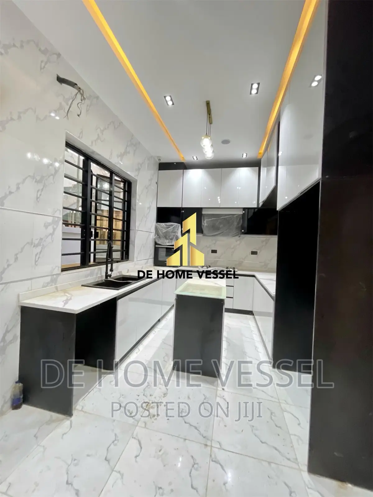 5bdrm Duplex in Chevron for sale