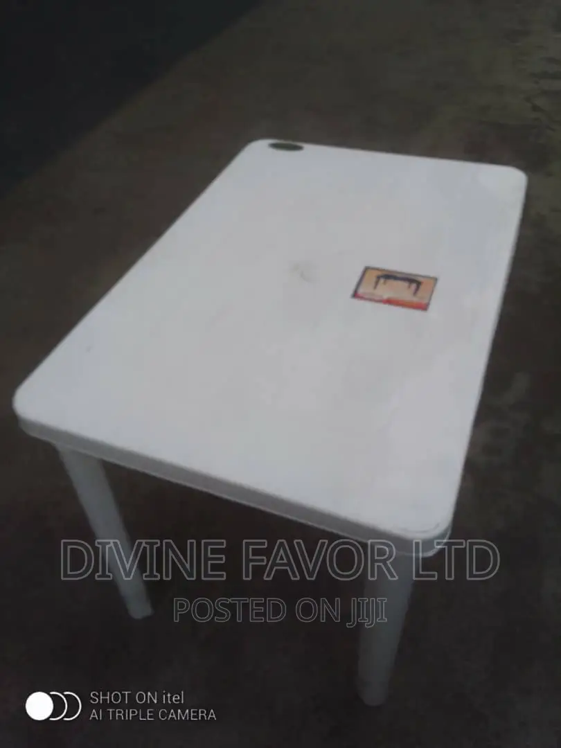 Plastic Table for Restaurant and Event Centres
