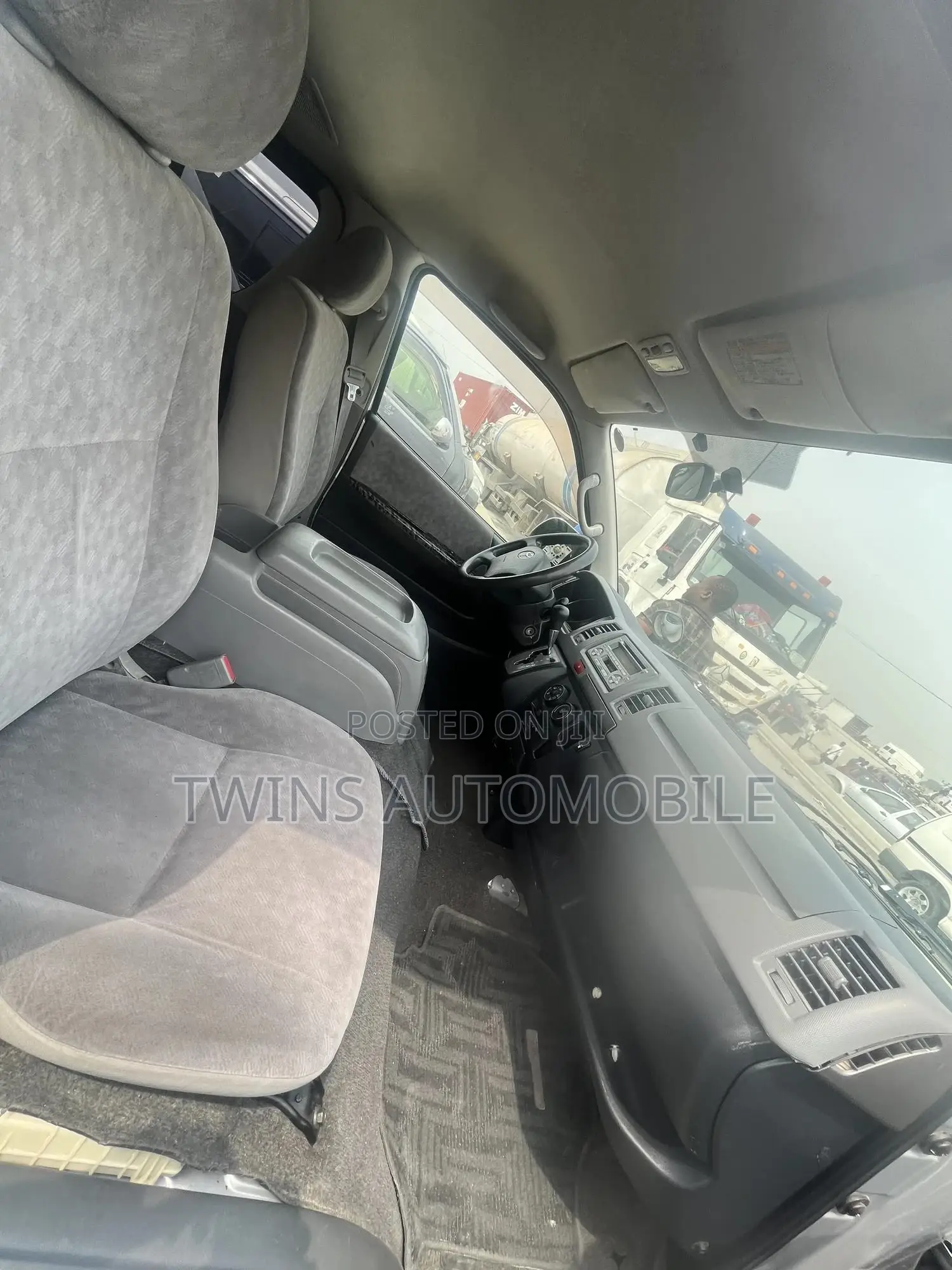 Toyota HiAce 2013 Silver