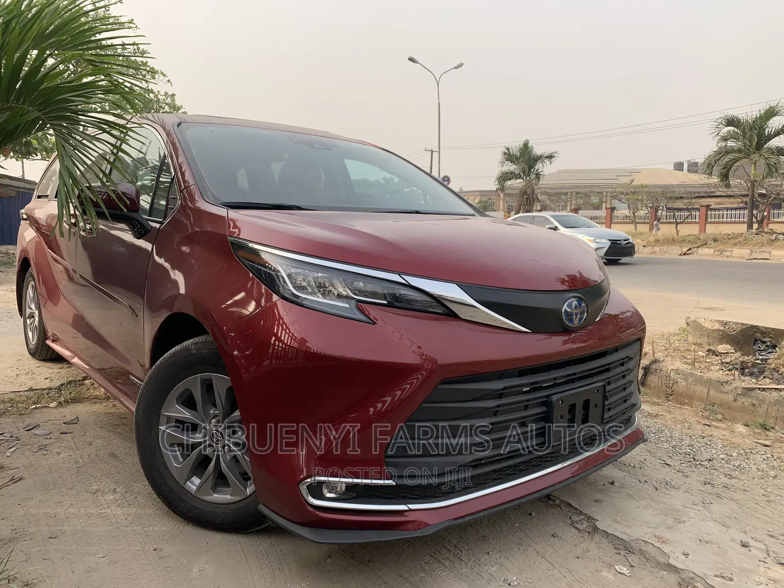 Toyota Sienna XLE Woodland Edition 2022 Red