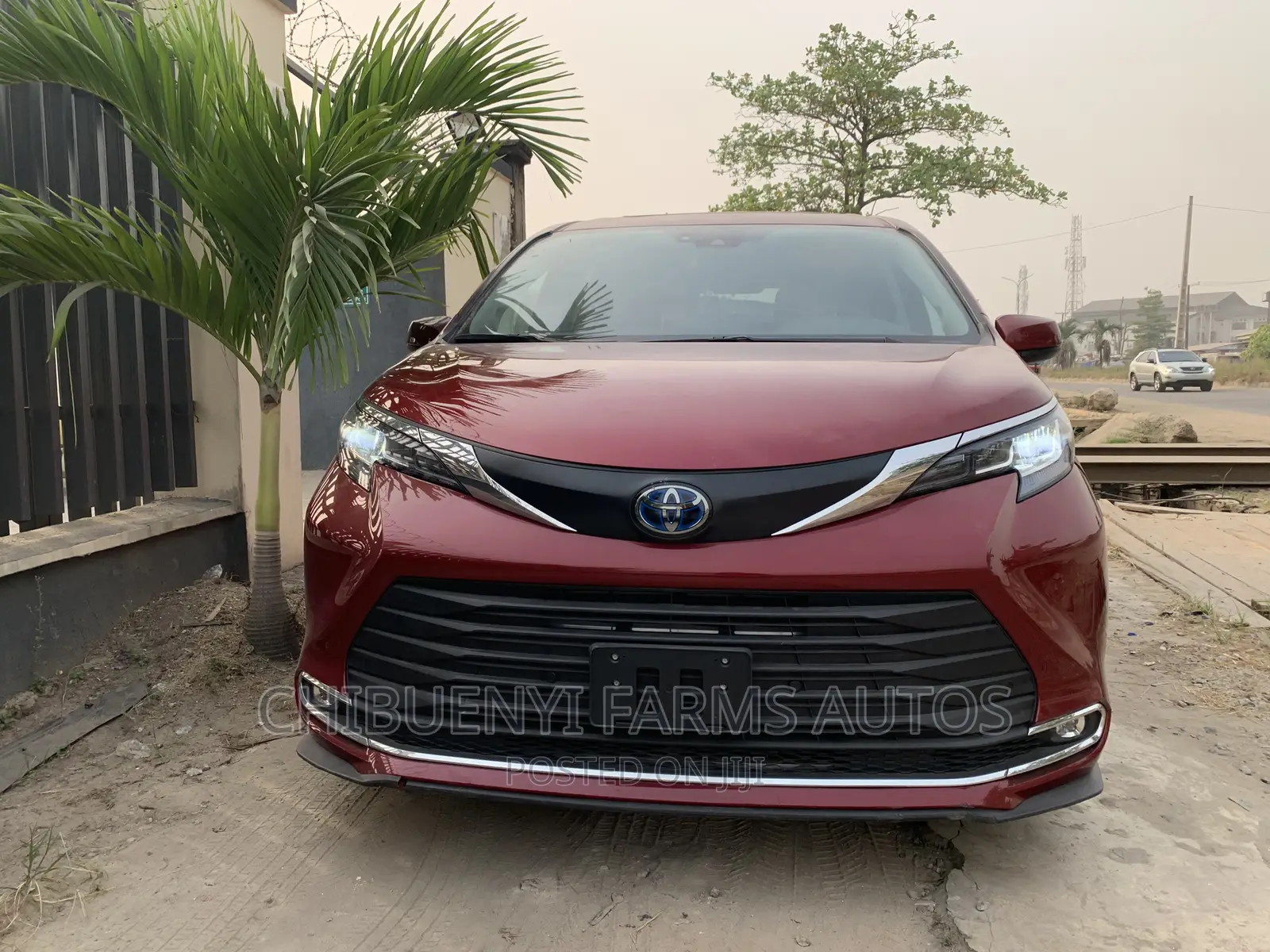 Toyota Sienna XLE Woodland Edition 2022 Red