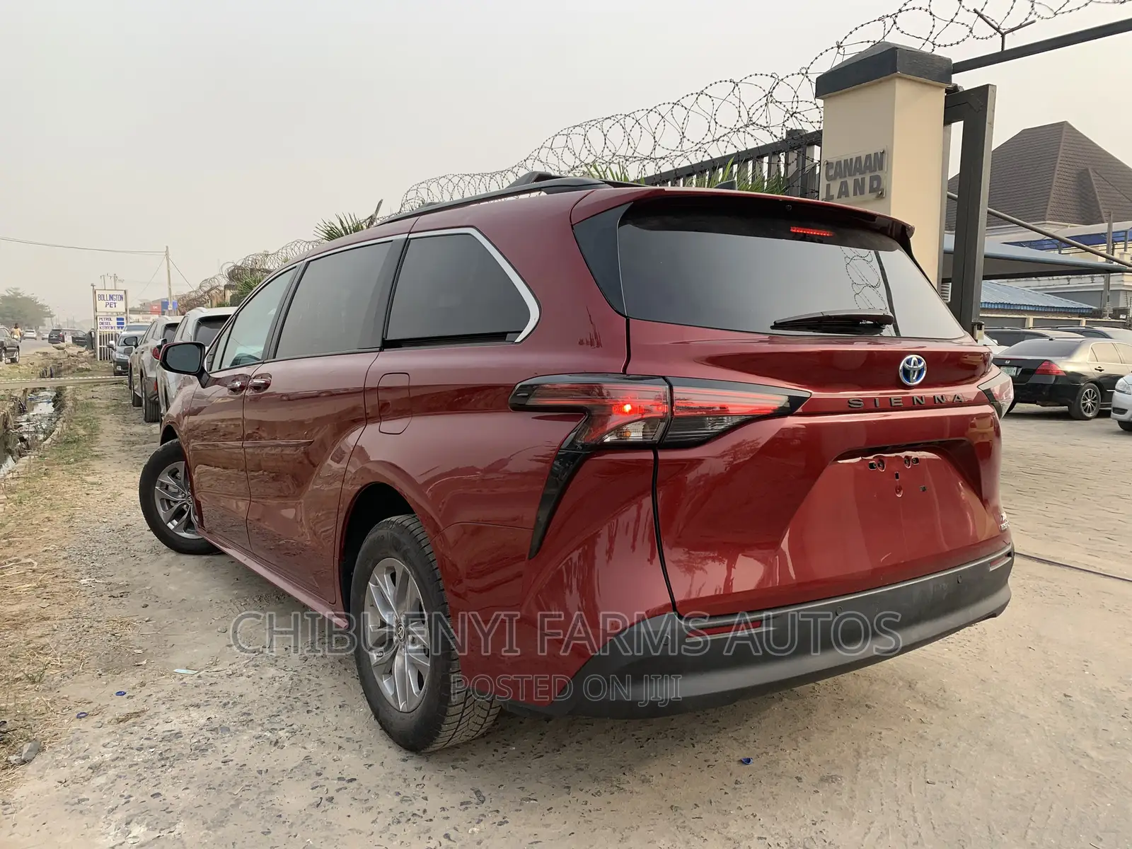 Toyota Sienna XLE Woodland Edition 2022 Red