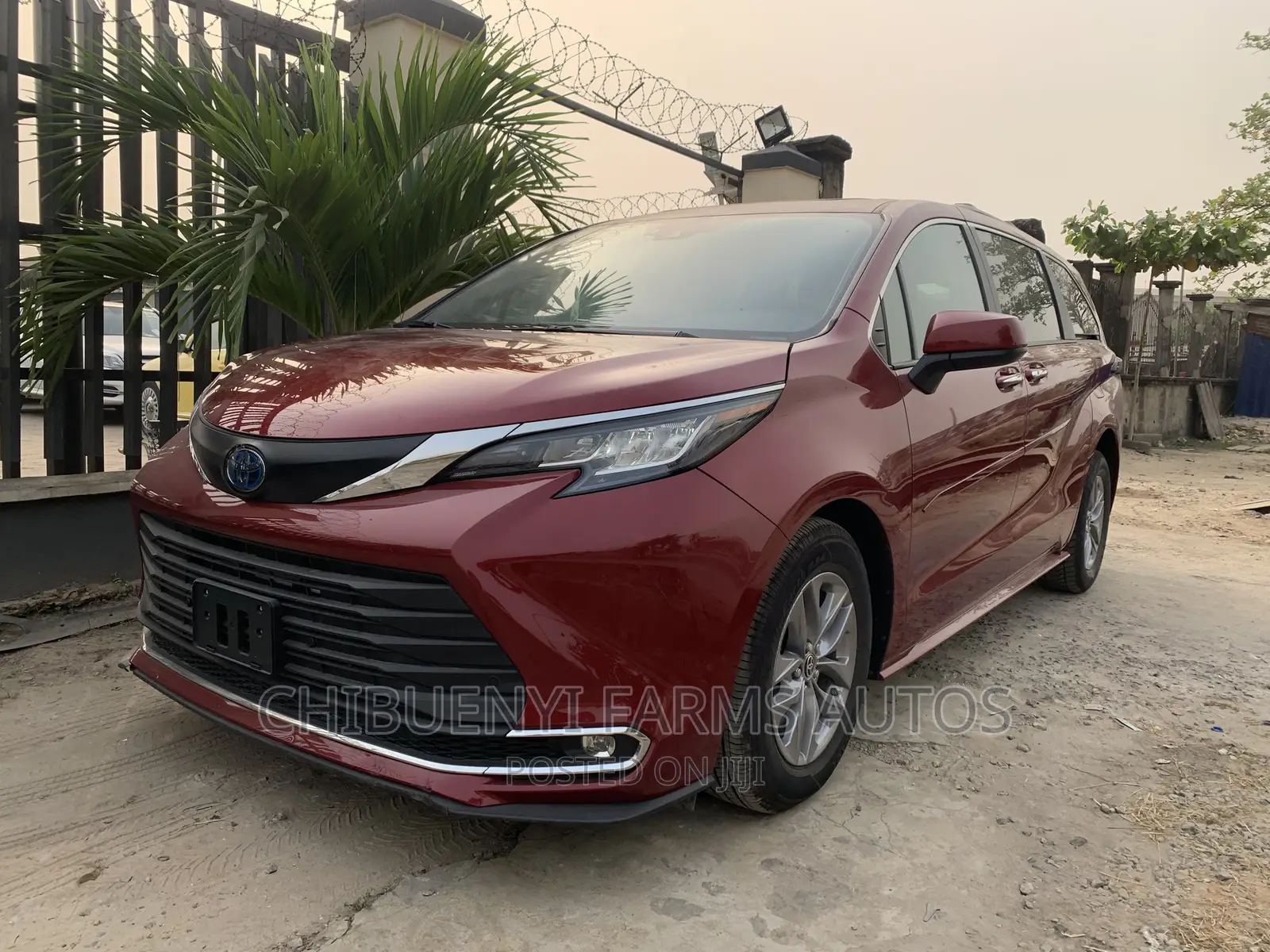 Toyota Sienna XLE Woodland Edition 2022 Red