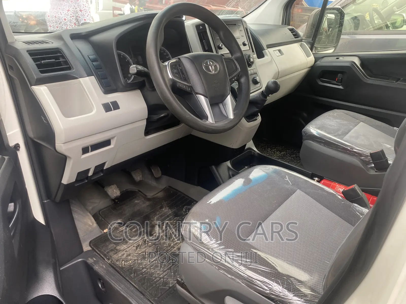 Toyota HiAce 2019 White