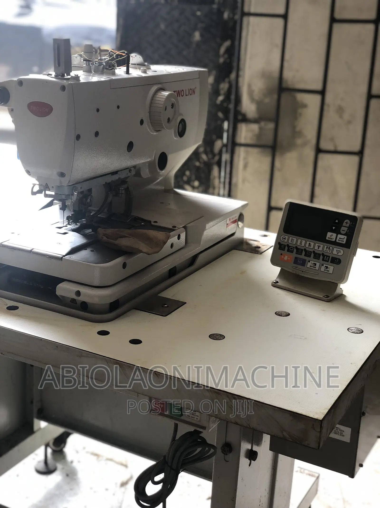 Electronic Eyelet Buttonholer Machine