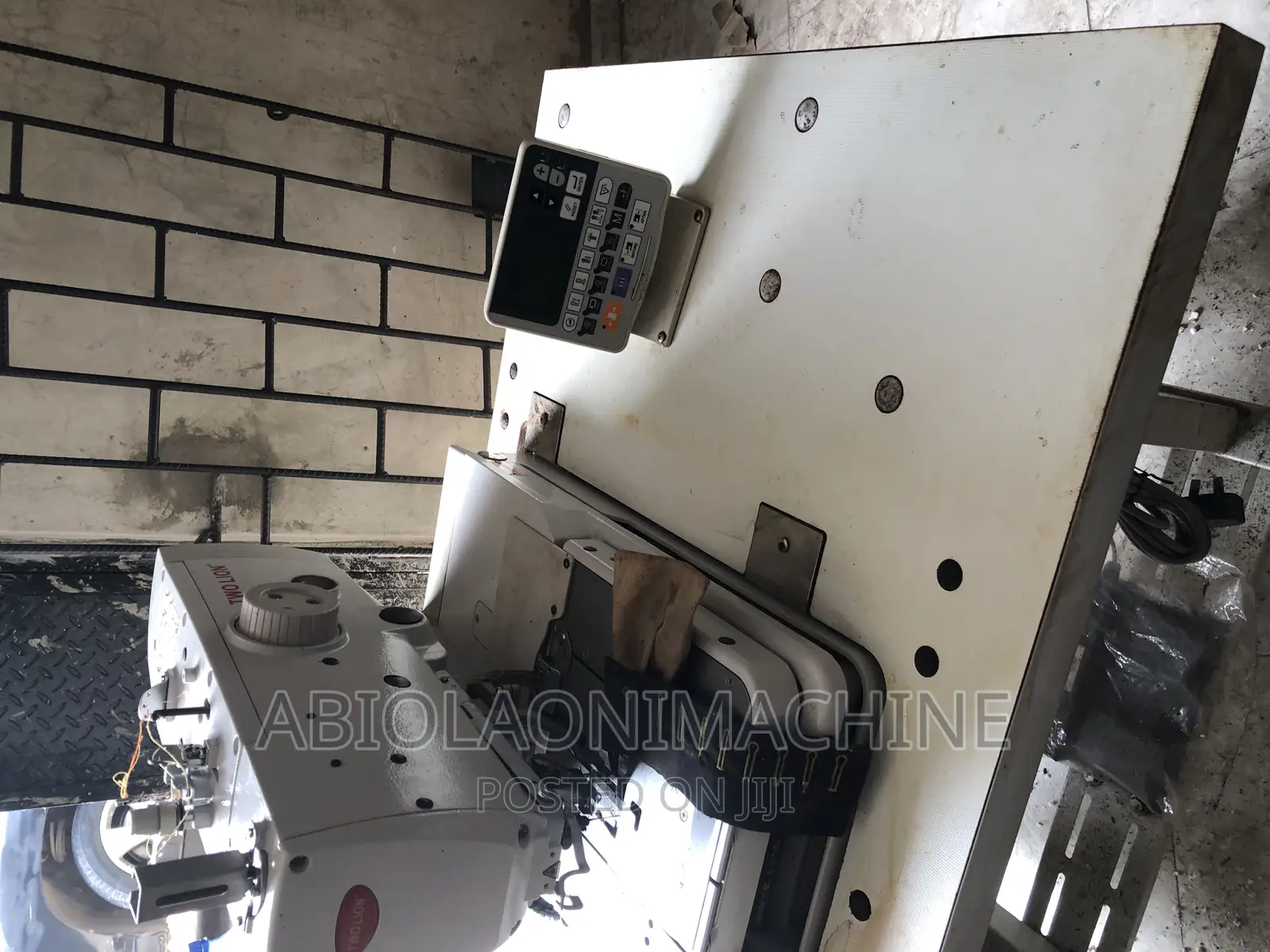Electronic Eyelet Buttonholer Machine
