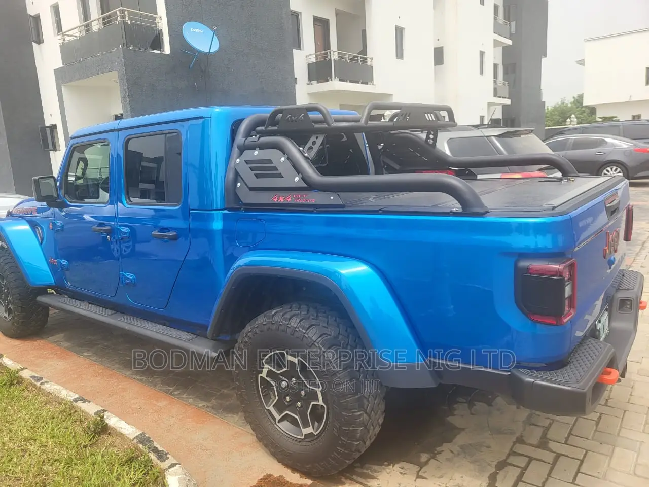 Wrangler Rolling Boot Cover With Rugged Spoiler :
