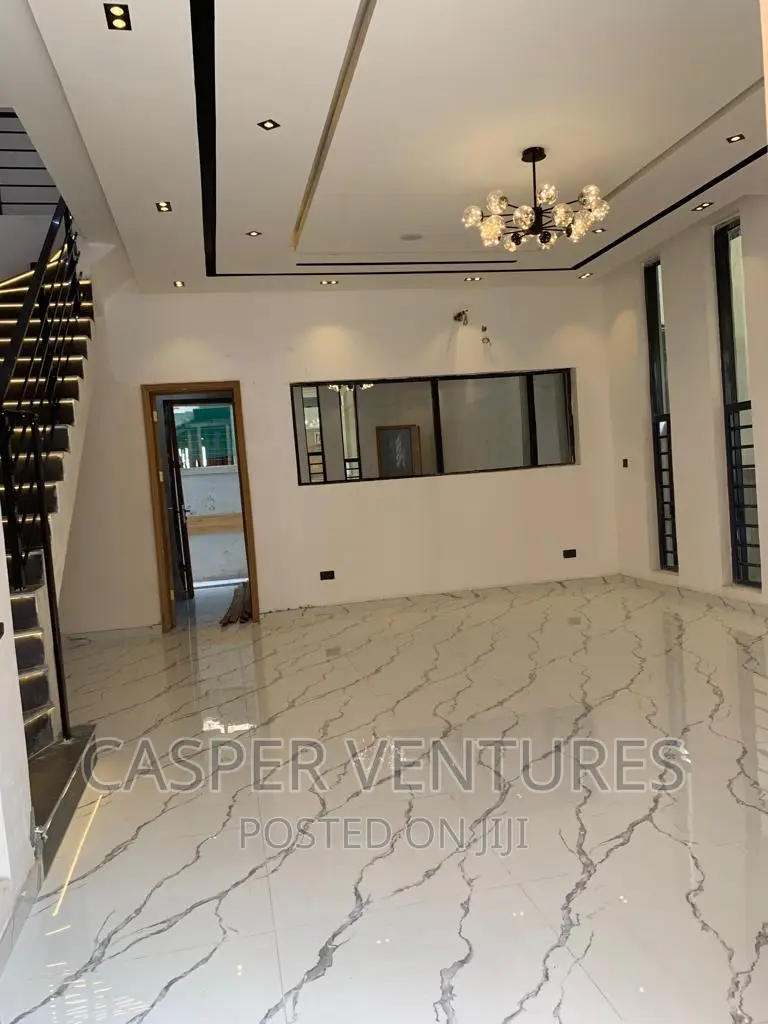 5bdrm Duplex in Chevron for sale
