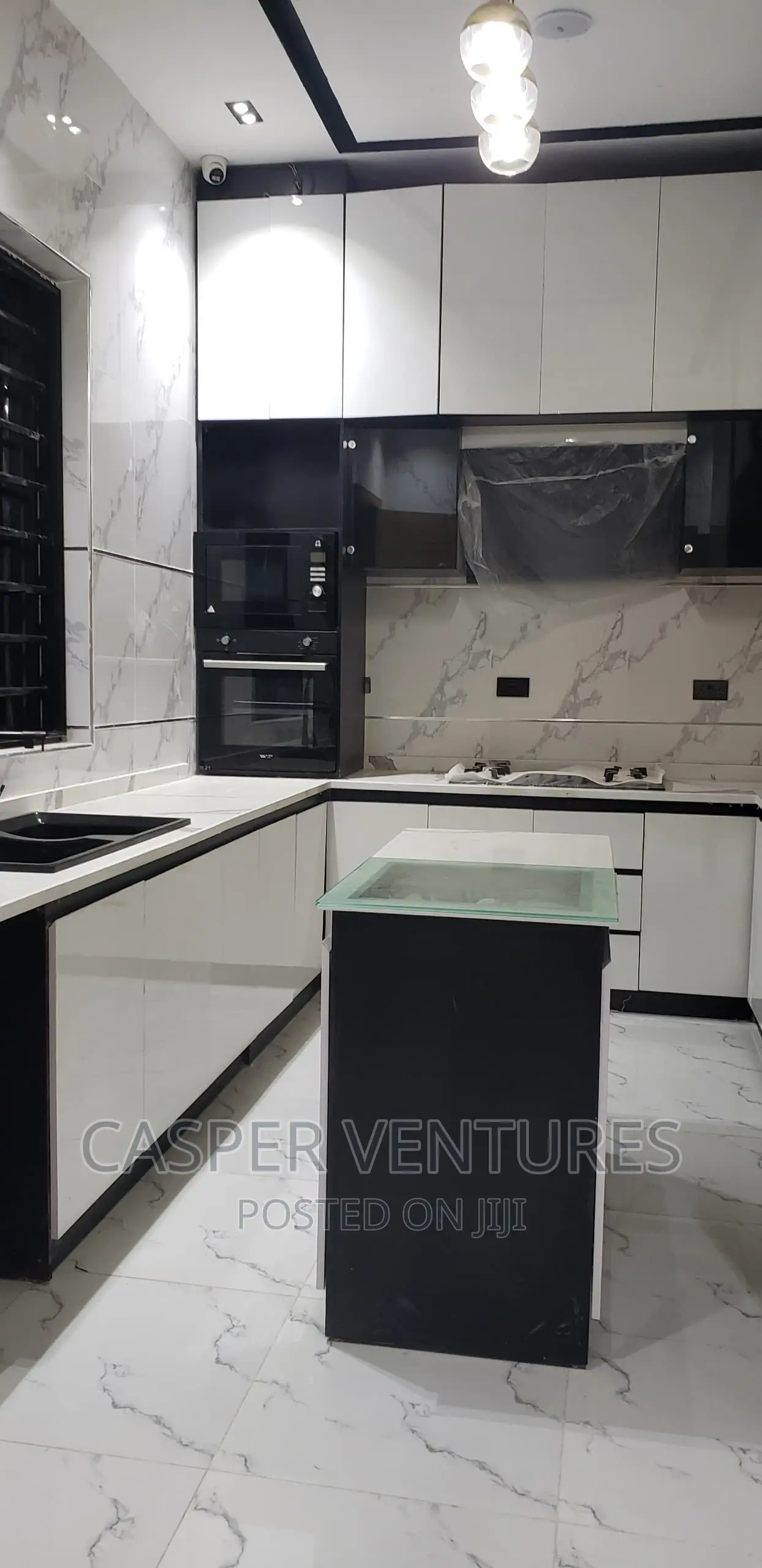 5bdrm Duplex in Chevron for sale
