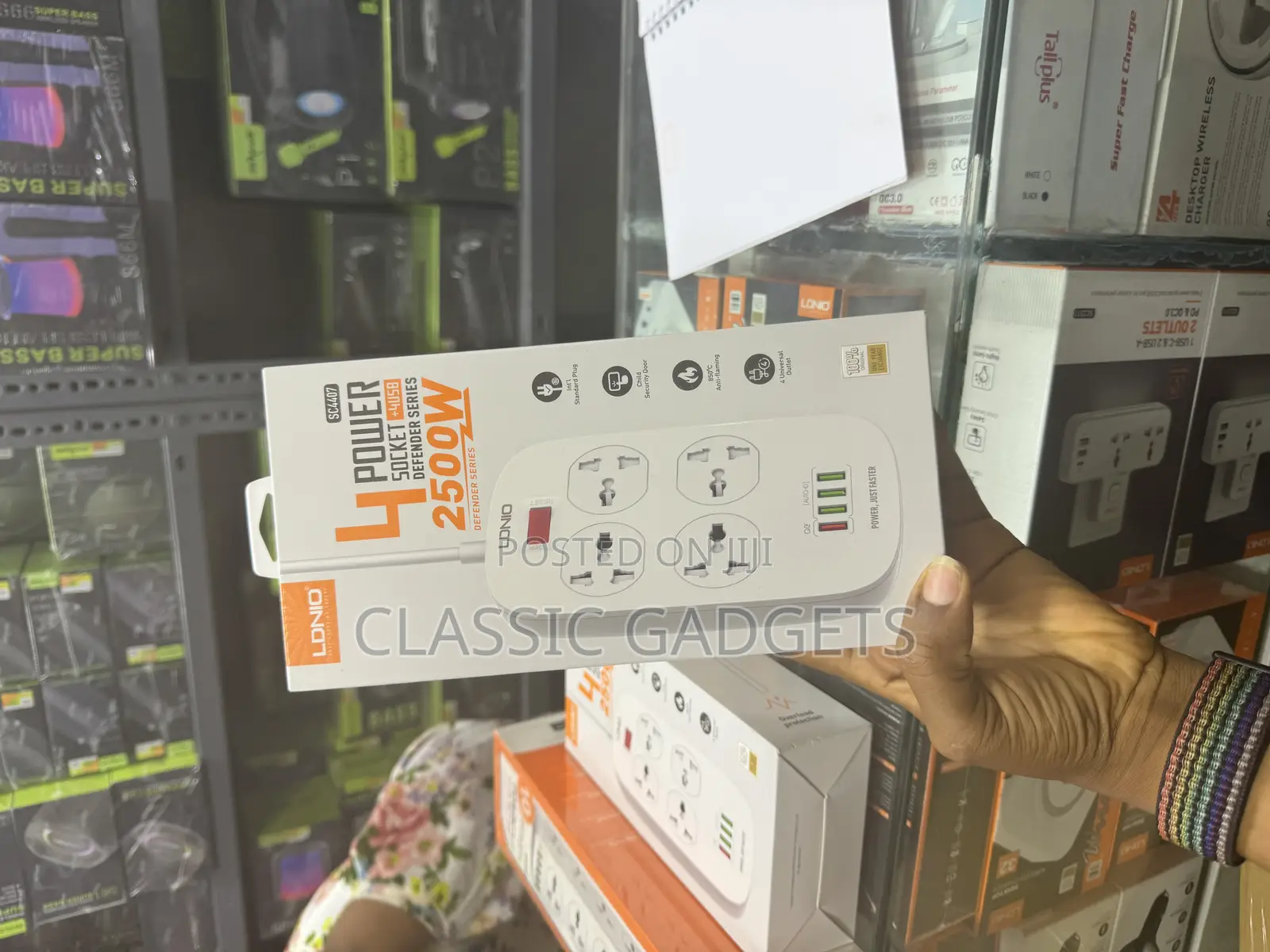 LDNIO Four Independent Switch Sockets With 4 Usb Ports