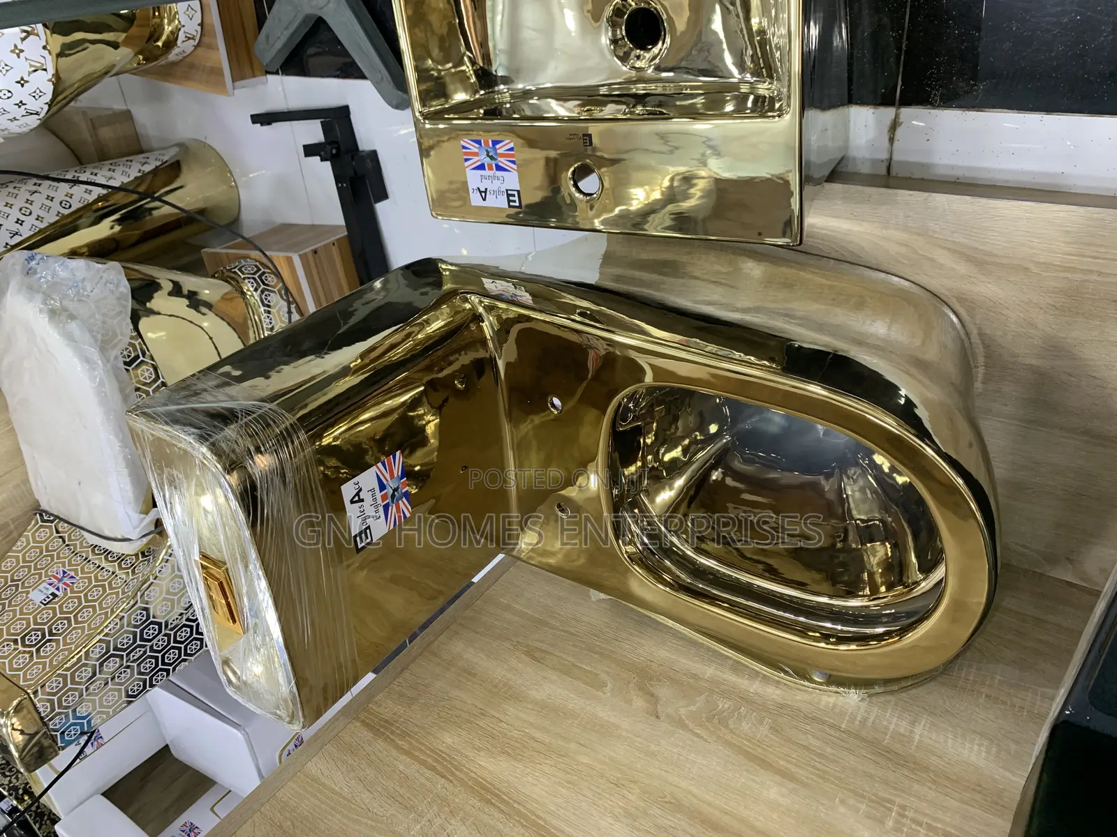 Gold Wc and Wall Basin