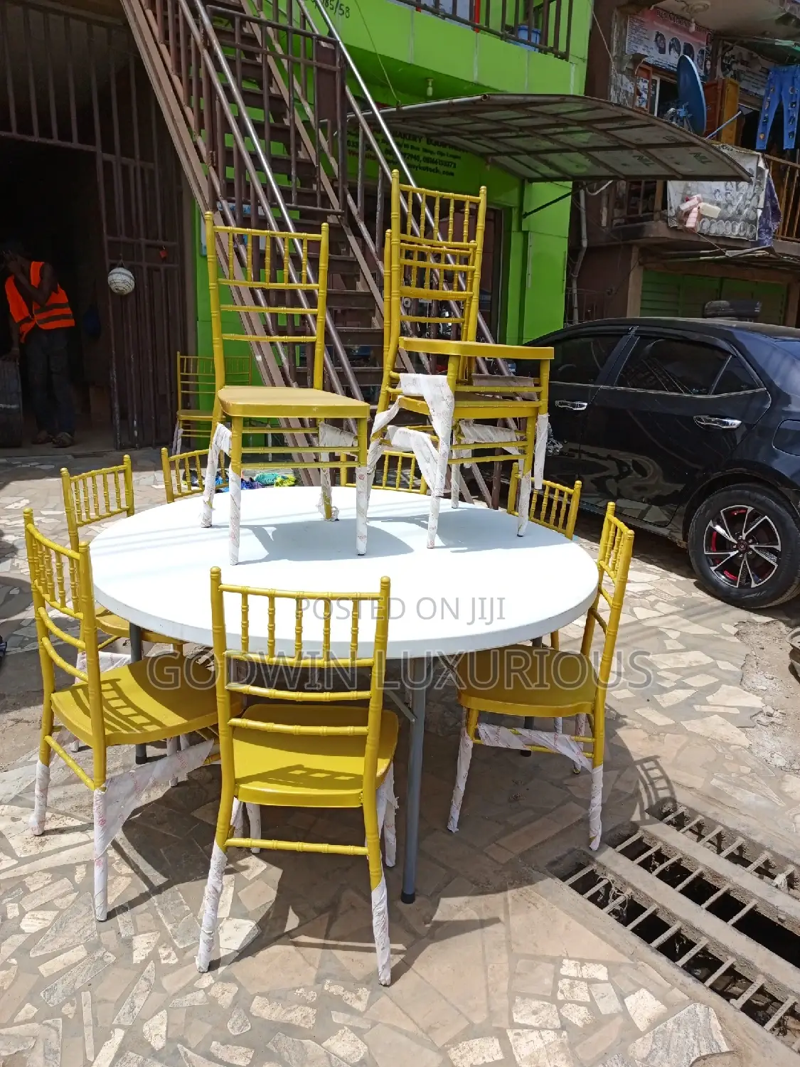 Round Table and Chiavari Chairs