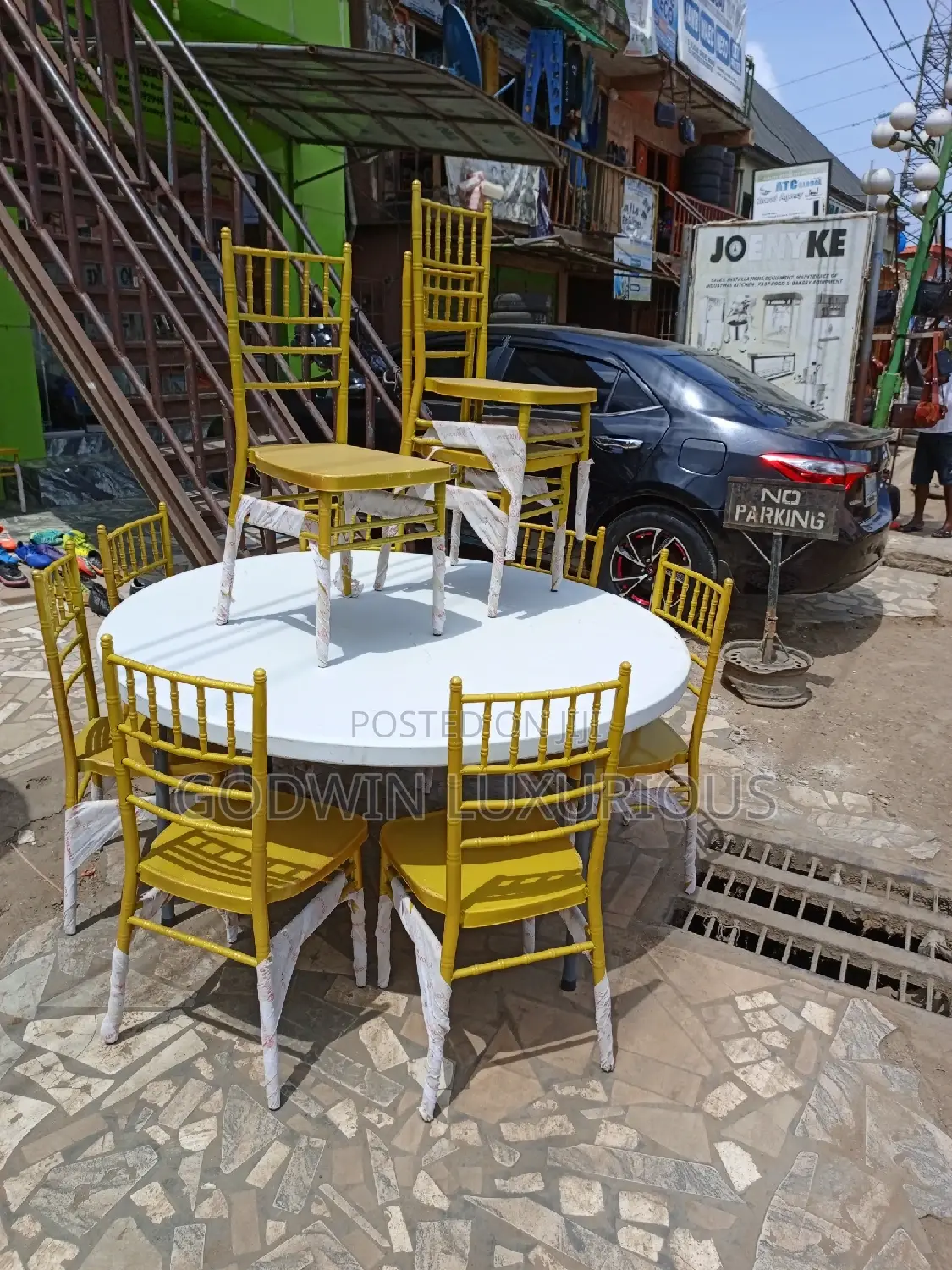 Round Table and Chiavari Chairs