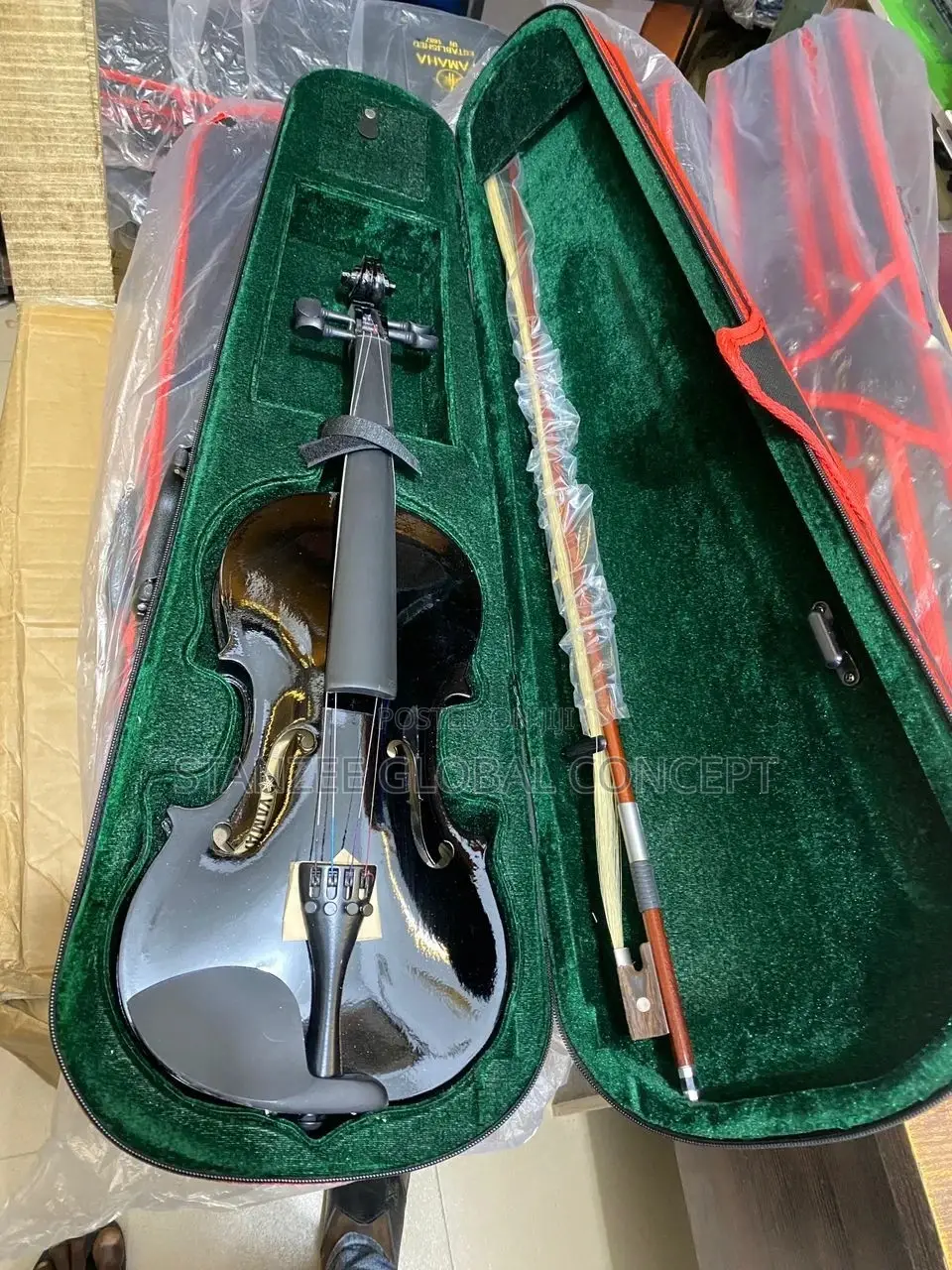 Yamaha 4/4 Black Violin With Extra Rosin