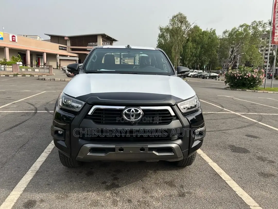 New Toyota Hilux 2023 Black