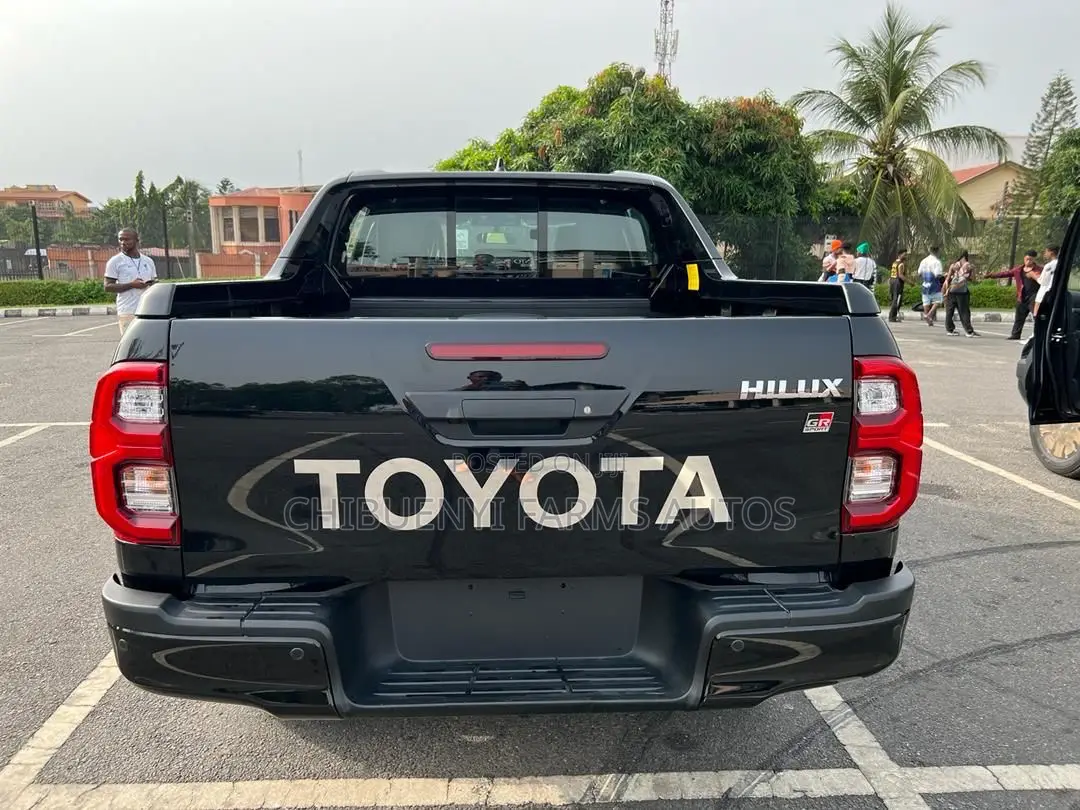 New Toyota Hilux 2023 Black