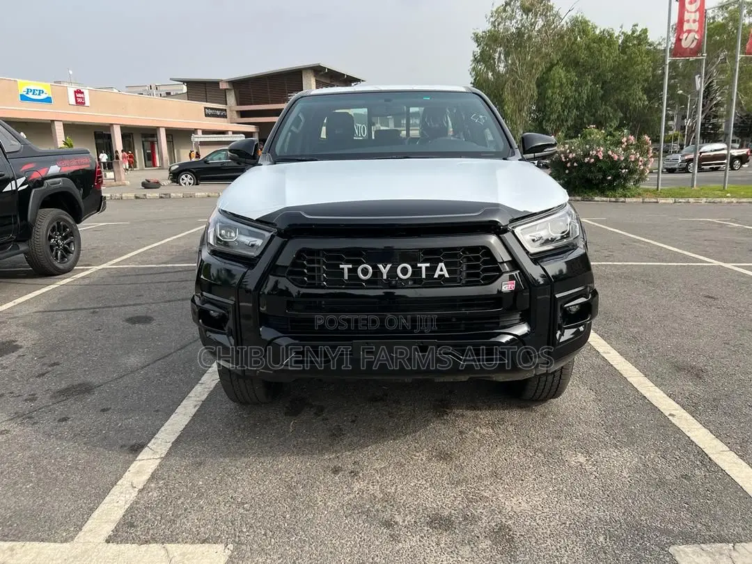 New Toyota Hilux 2023 Black