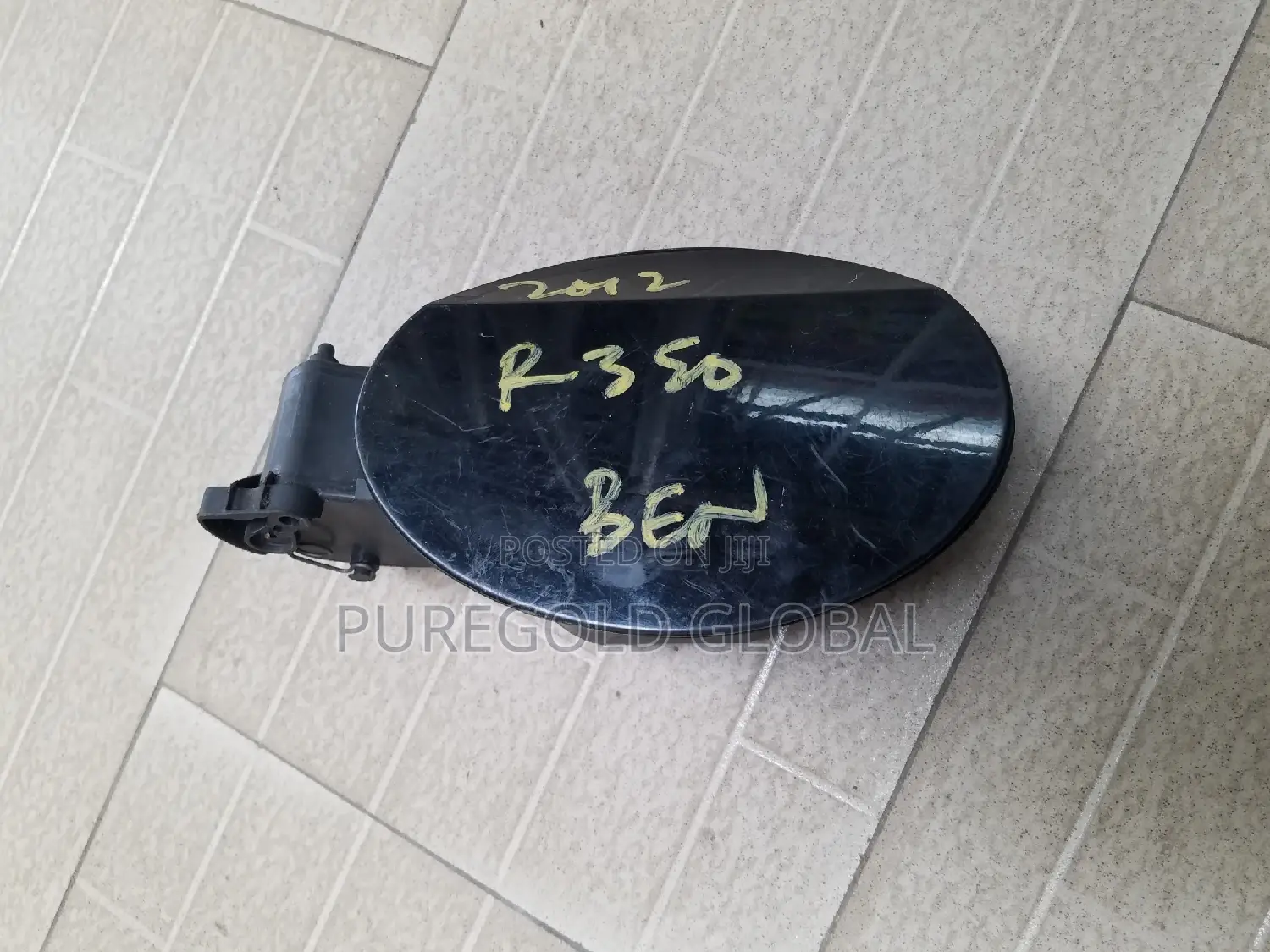 Mercedes R350 Fuel Tank Cover