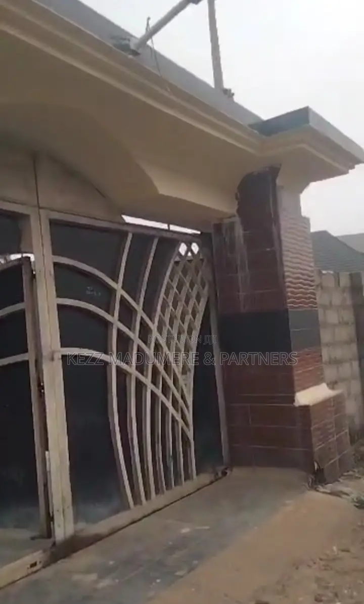 6bdrm Duplex in Akanawu Estate , for sale