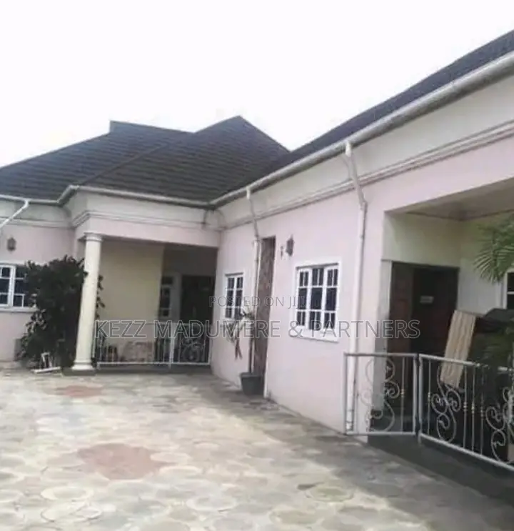 5bdrm Bungalow in Location Road , Ada, Port-Harcourt for sale