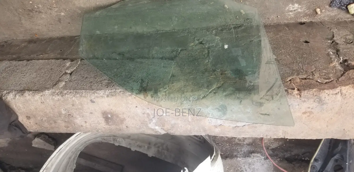 GLK350 Front Door Glass