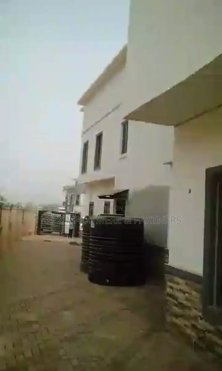 6bdrm Duplex in Golf Estate , Enugu for sale