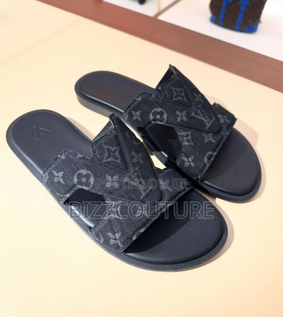 Original LOUIS VUITTON LEATHER Slippers Available in Store