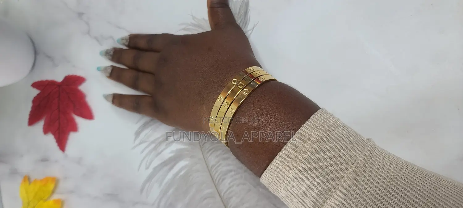 Fashionable Female Wrist Gold Bangle