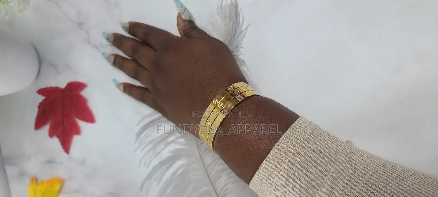 Fashionable Female Wrist Gold Bangle