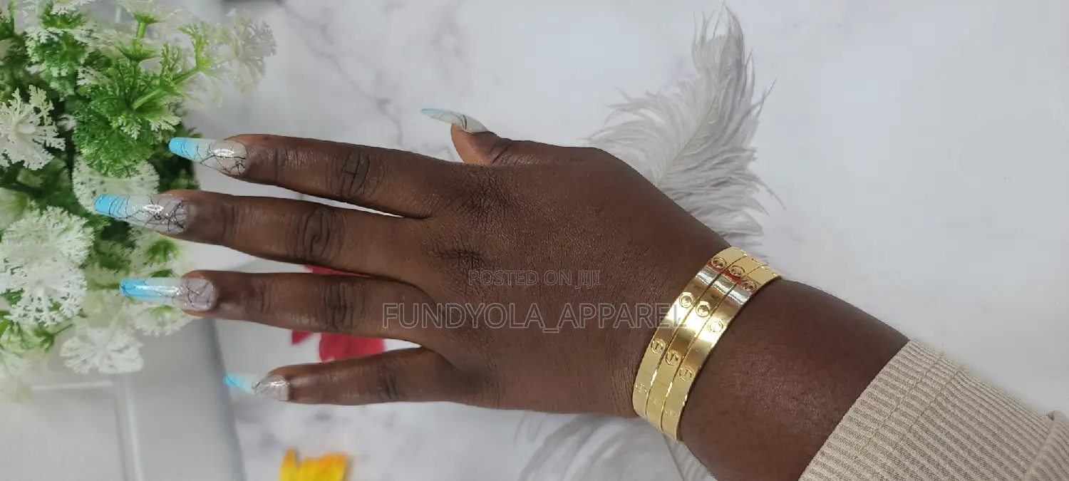 Fashionable Female Wrist Gold Bangle