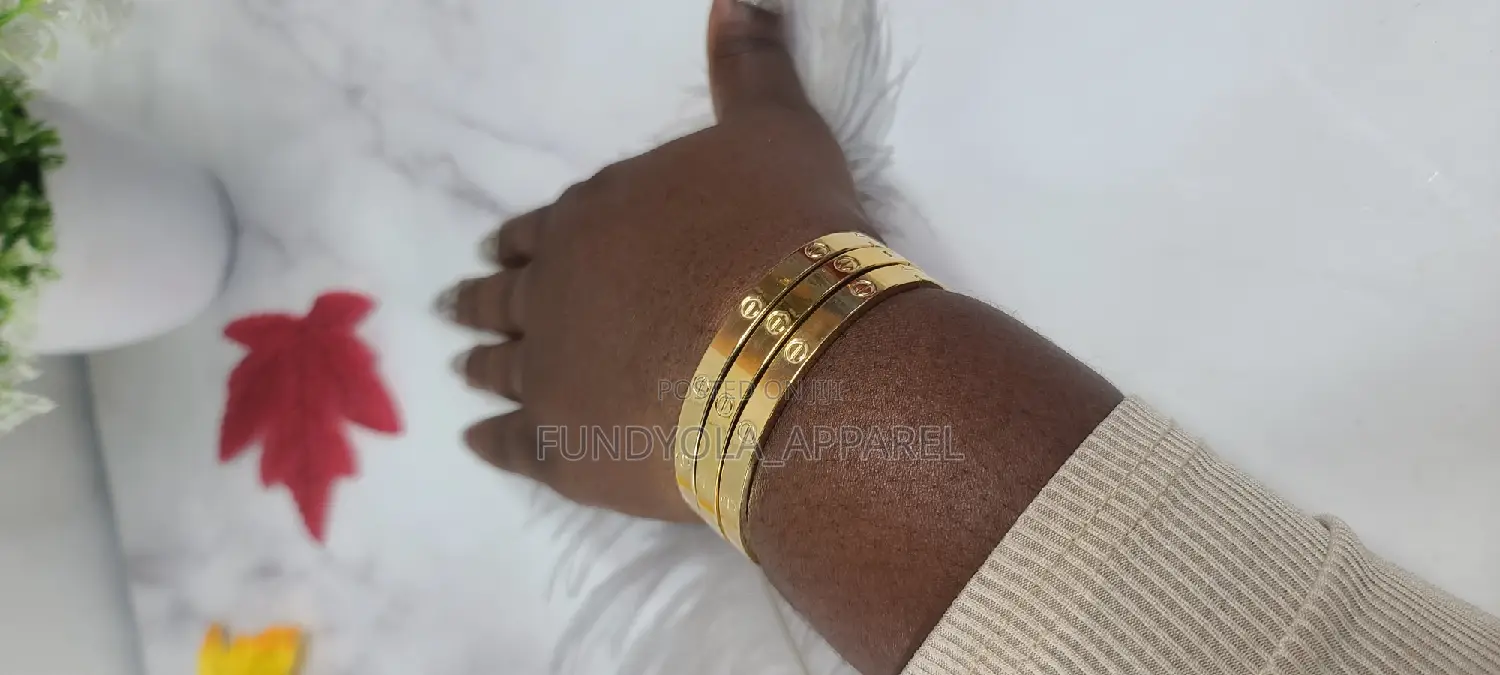 Fashionable Female Wrist Gold Bangle