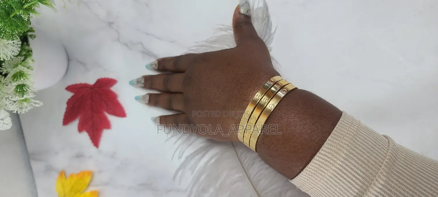 Fashionable Female Wrist Gold Bangle