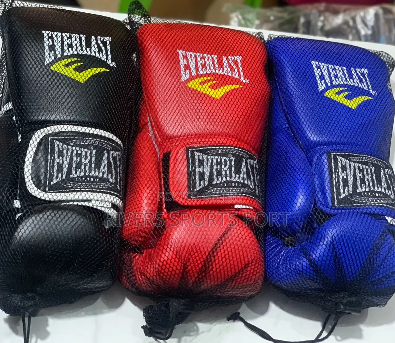 Everlast Deluxe Professional Boxing Glove in Black,Blue,Red