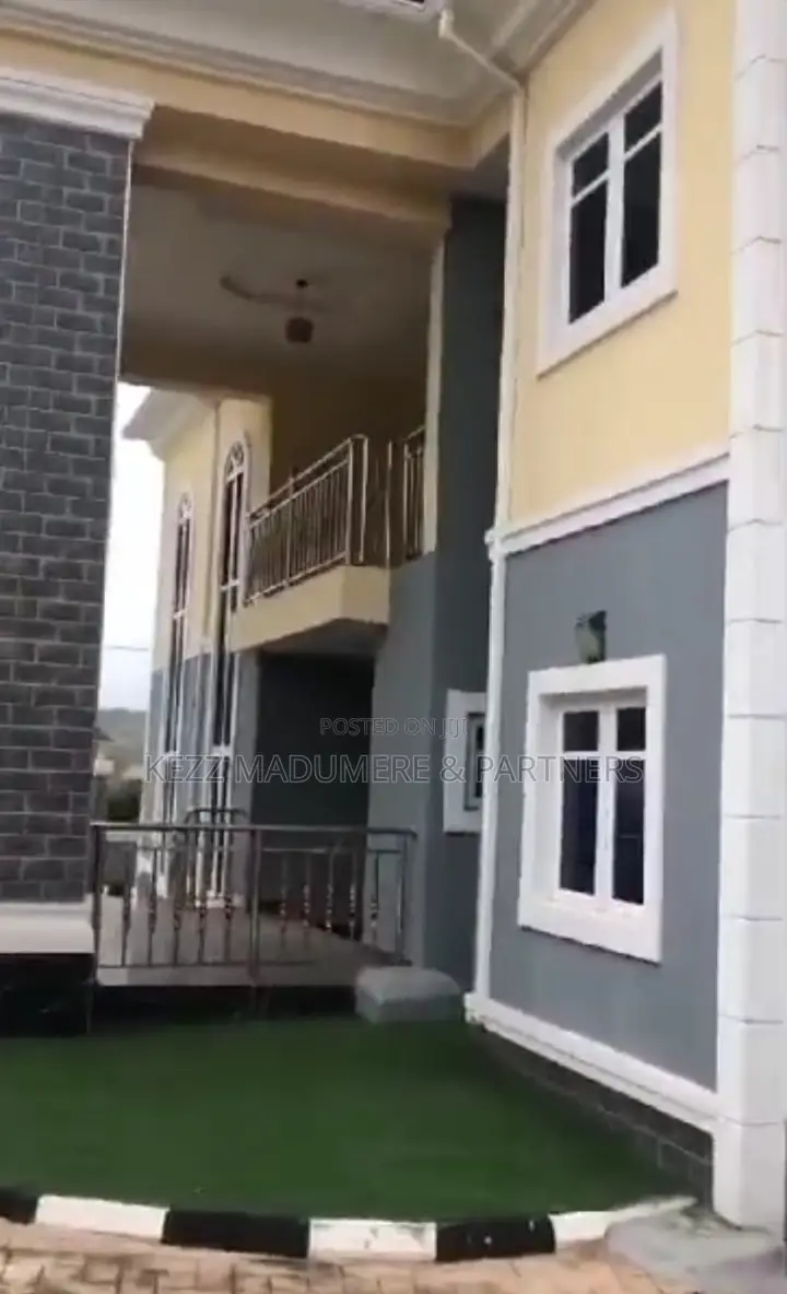 5bdrm Duplex in Golf Estate Annex , for sale
