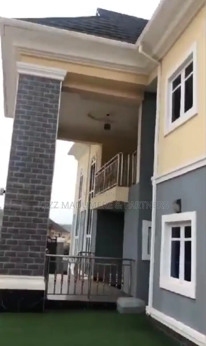 5bdrm Duplex in Golf Estate Annex , for sale