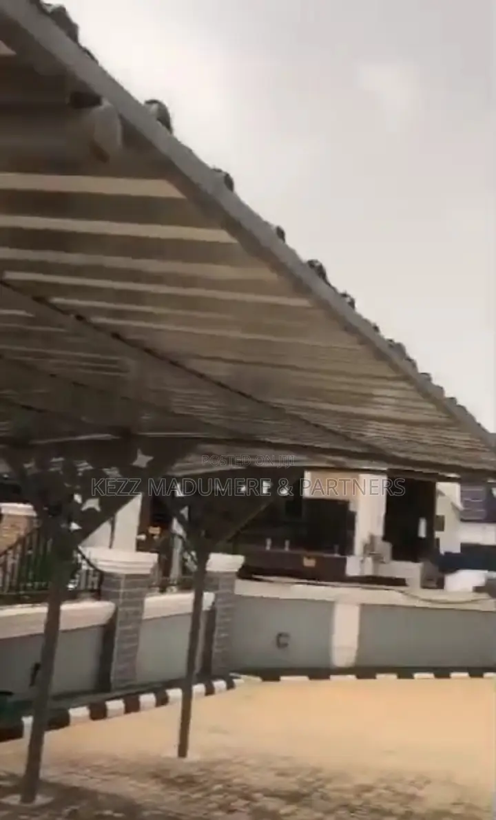 5bdrm Duplex in Golf Estate Annex , for sale