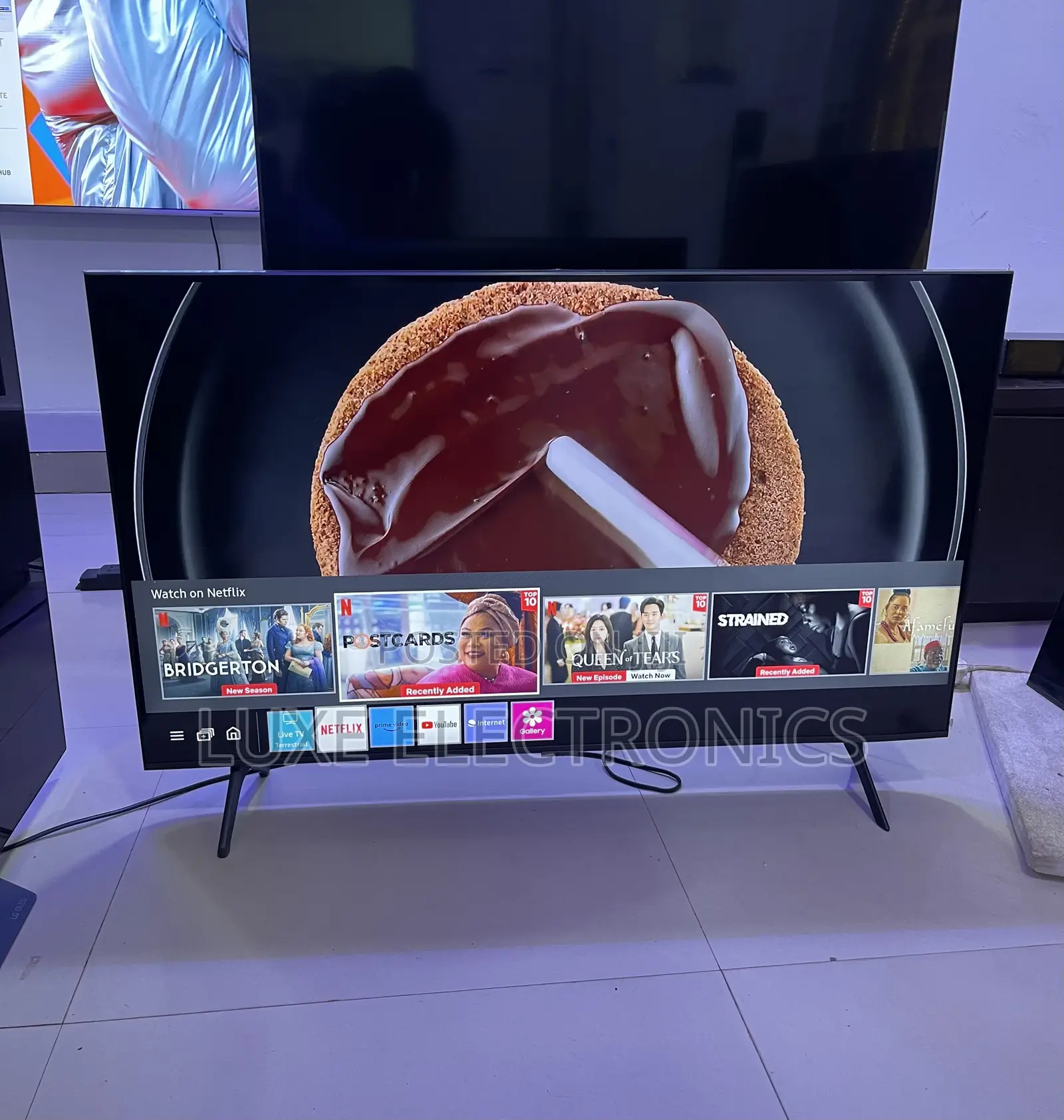 43 Inches Samsung QLED HDR Smart Frameless Tv 2022 Model