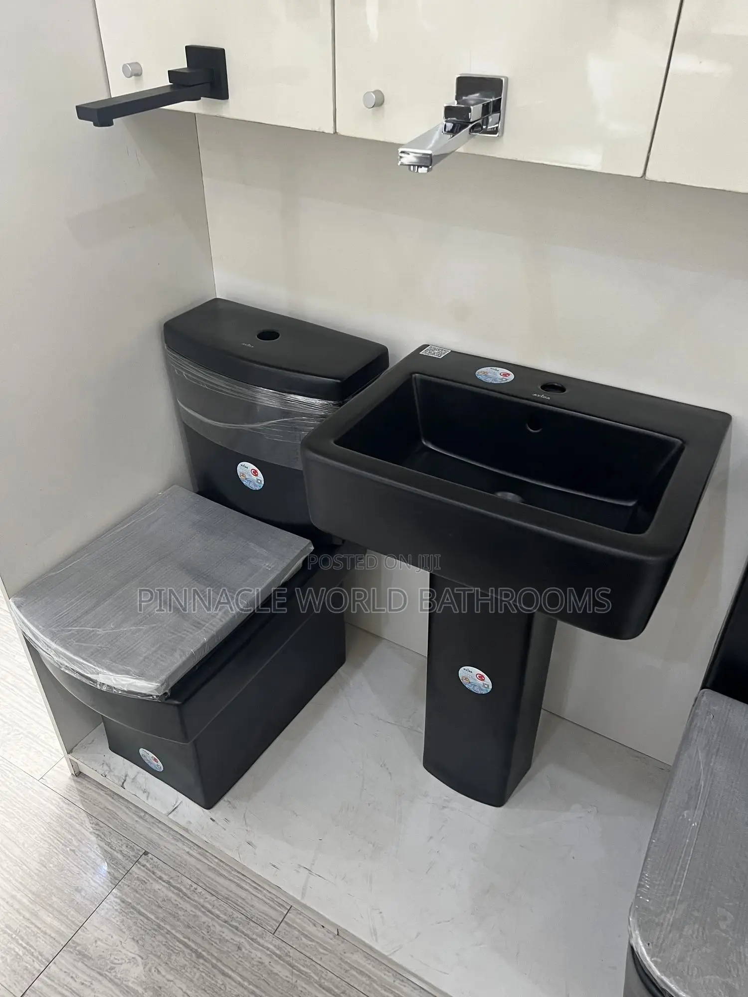 Executive Black Wc With Basin and Stand 092