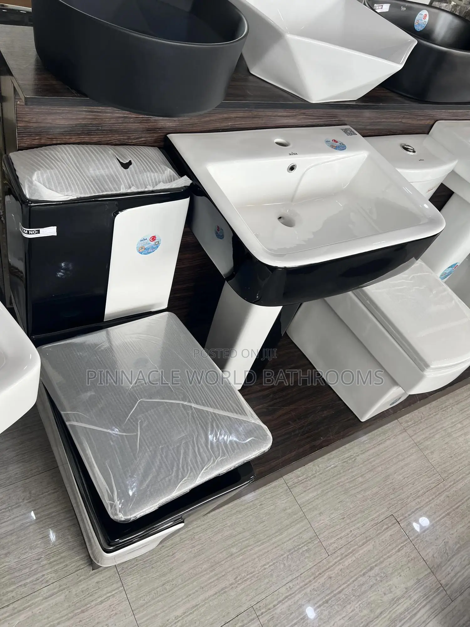 Black and White Executive Wc Set With Washing Basin Stand