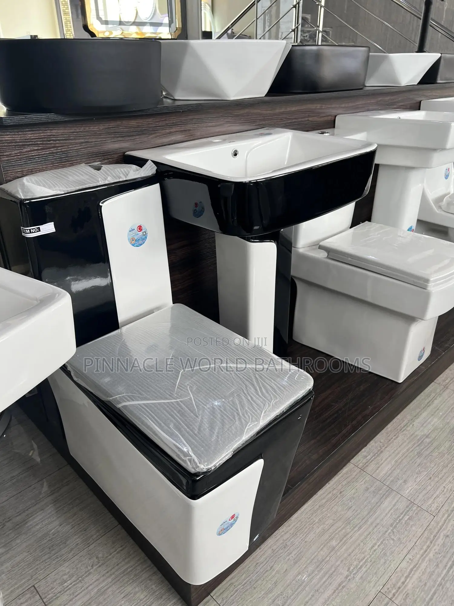 Black and White Executive Wc Set With Washing Basin Stand