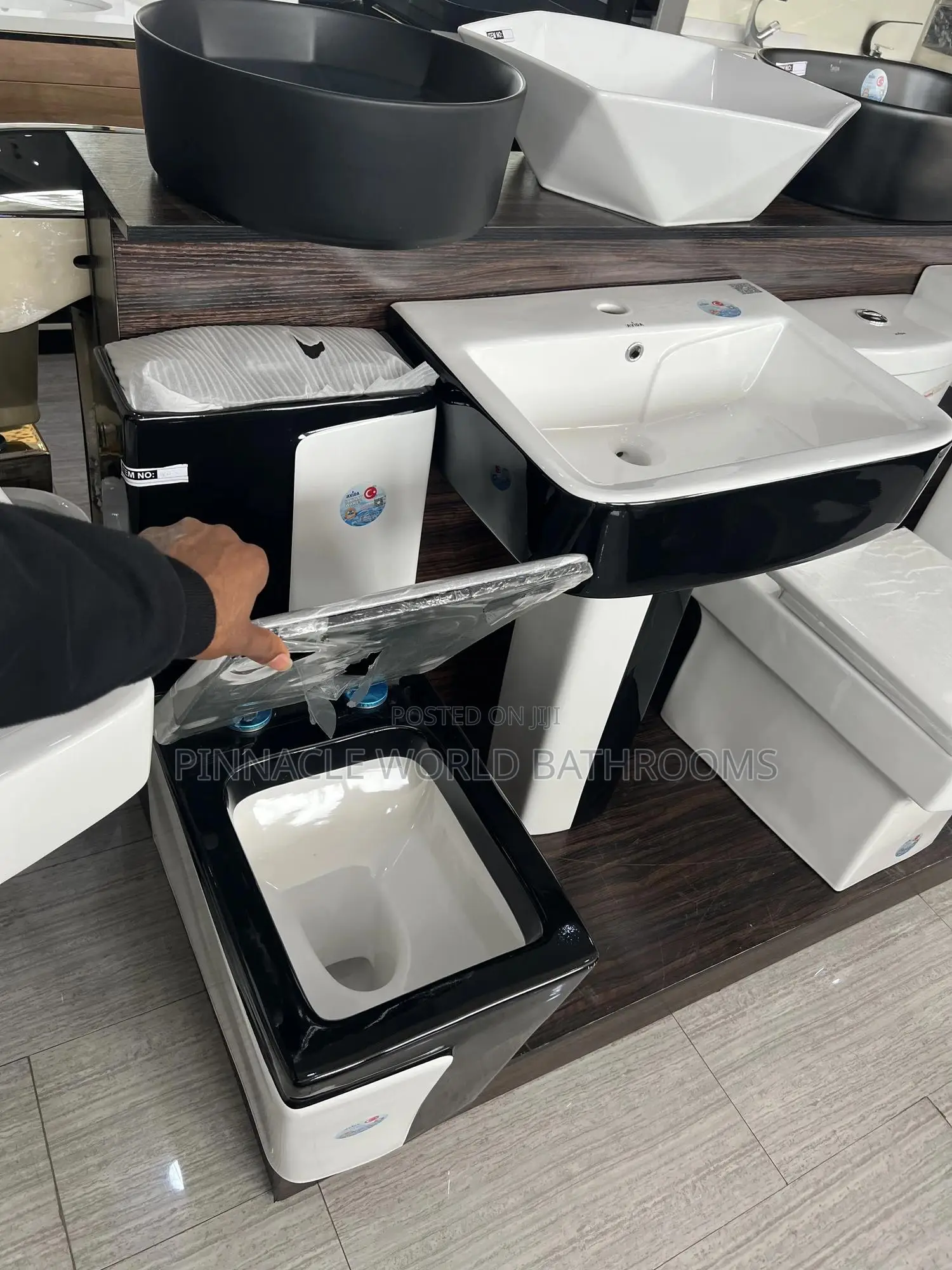 Black and White Executive Wc Set With Washing Basin Stand