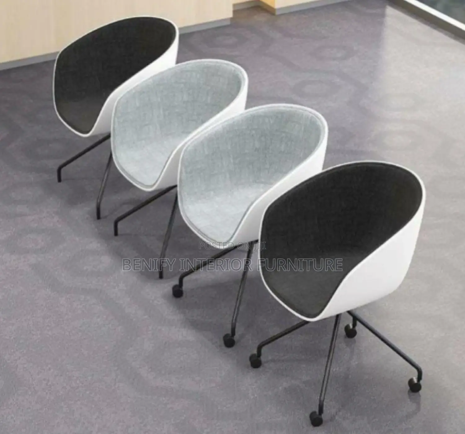 Luxury Comfortable Fabric Chair With Wheel