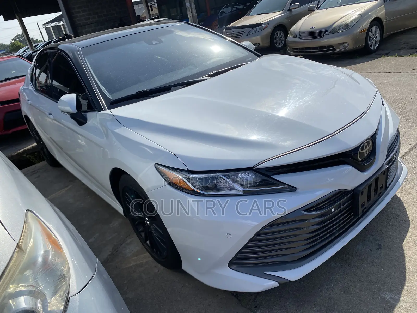 Toyota Camry XLE FWD (2.5L 4cyl 8AM) 2018 Off white