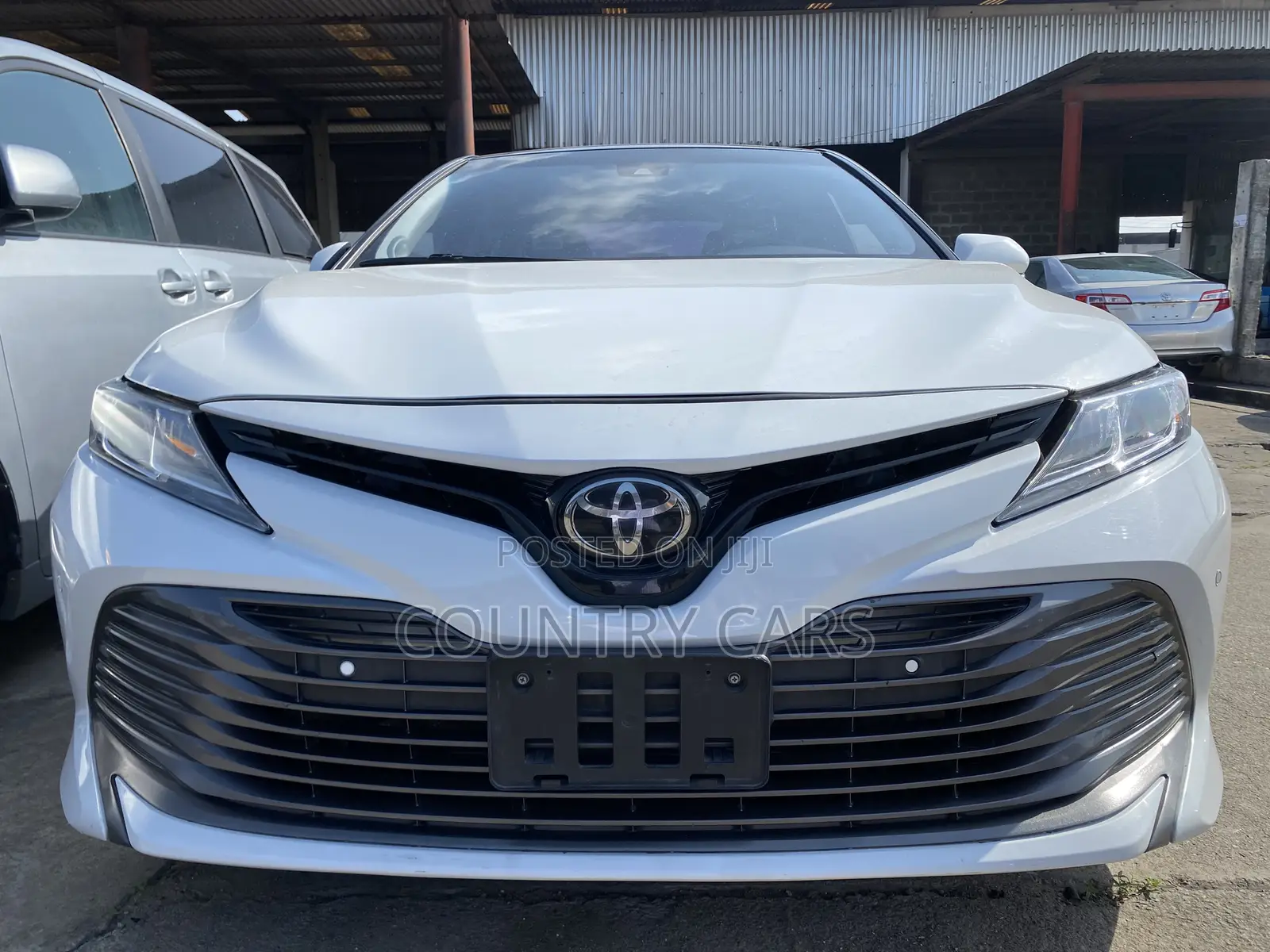 Toyota Camry XLE FWD (2.5L 4cyl 8AM) 2018 Off white