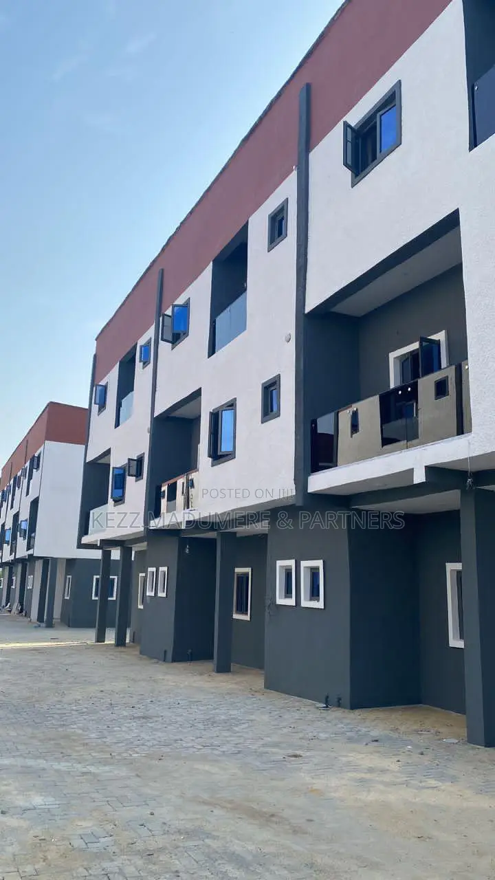 20bdrm Villa in Sangotedo , Lekki , for sale